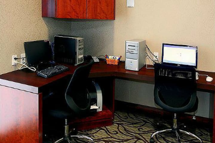 Las instalaciones del Holiday Inn Express Toronto Mississauga incluyen un centro de negocios