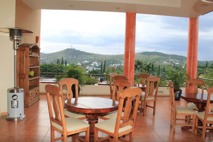 Área de descanso interior con vista a la ciudad