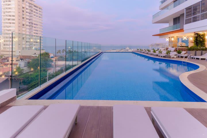 Piscina con vista al mar