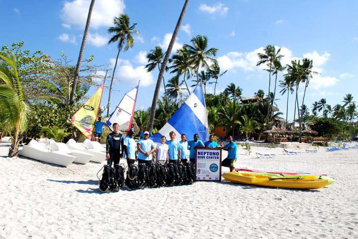 Practica deportes acuáticos en el hotel Barceló Capella Beach