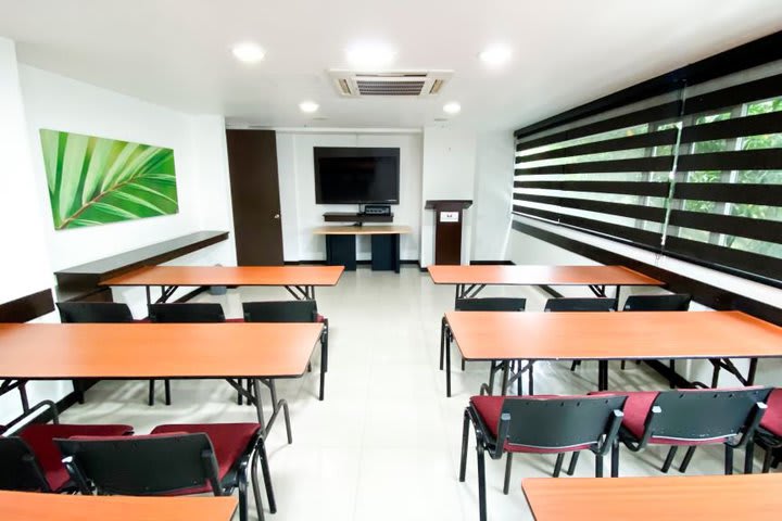 Salón de eventos con montaje tipo aula