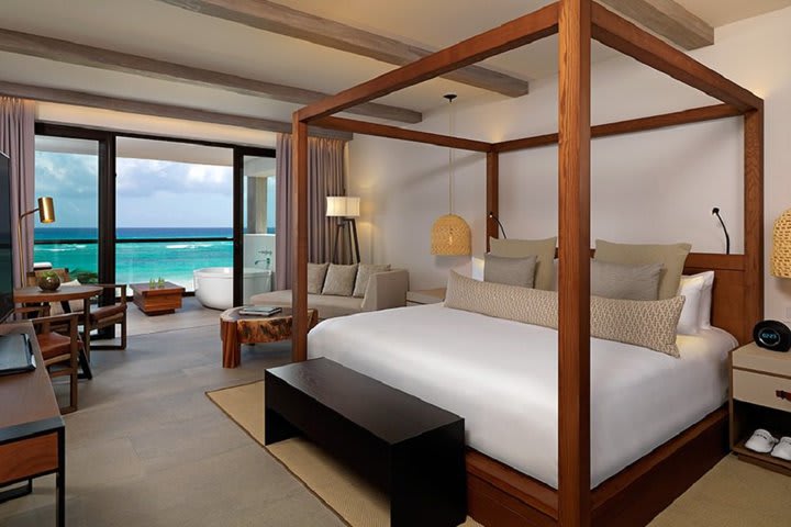 Oceanfront room with king size bed