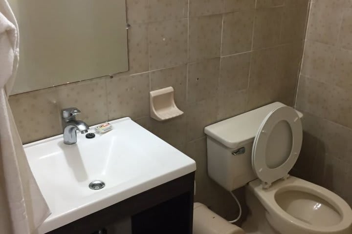 Baño de huéspedes