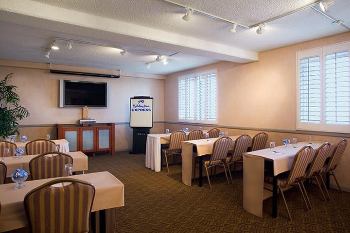 El hotel Holiday Inn Express San Francisco - Airport South cuenta con un salón de eventos para 50 personas