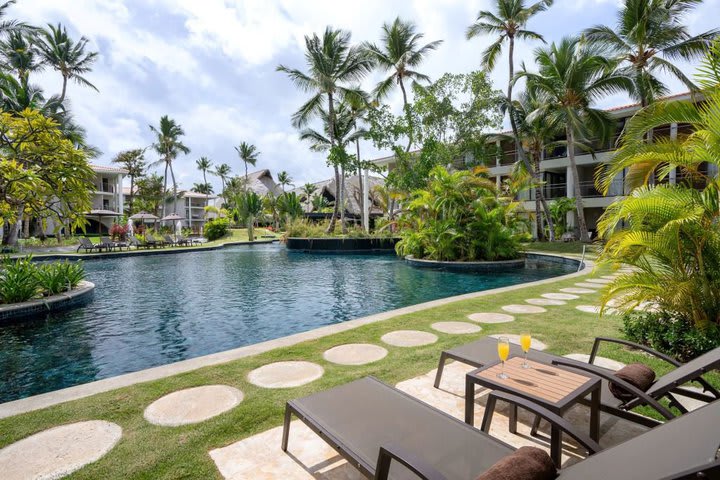 Terraza de una junior suite swim up