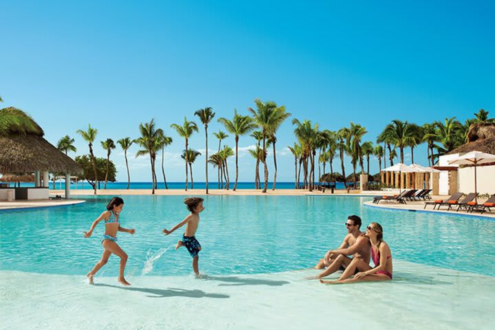 Piscina con área para niños