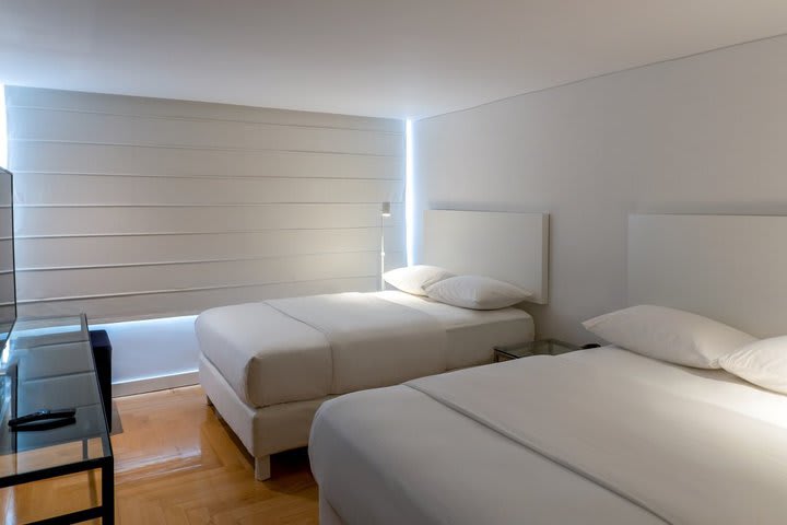 Bedroom with two beds in the Catedral suite