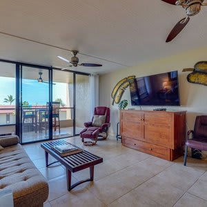 Kona Pacific Top Floor Retreat: Ocean View & Pool!