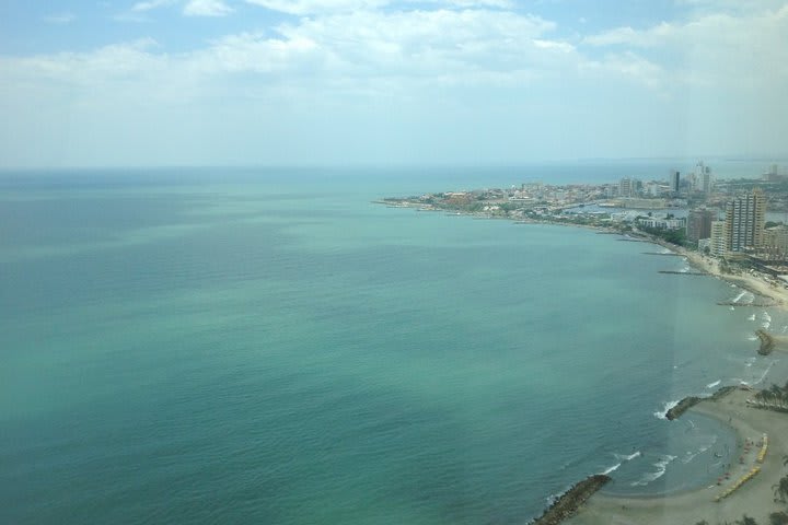 El edificio está ubicado frente al mar