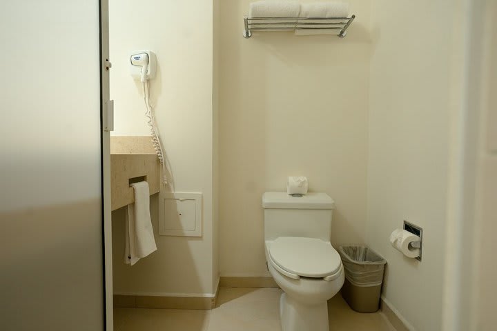 Baño de huéspedes