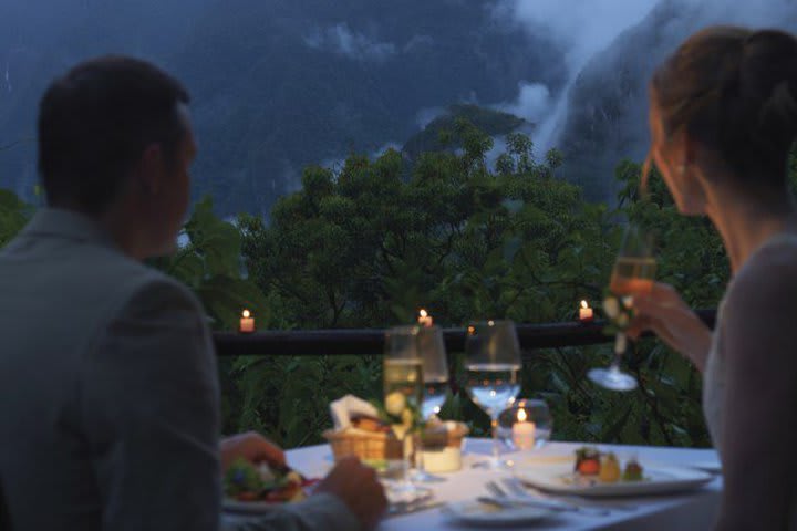 Cena romántica en uno de los hoteles en el lodge Machu Picchu Sanctuary