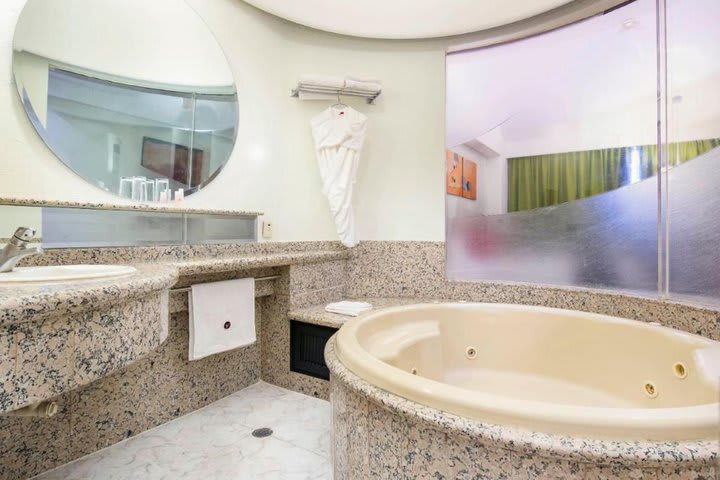 Hay habitaciones con jacuzzi