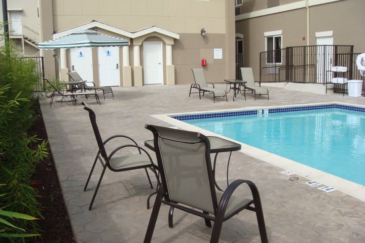 The Holiday Inn Express hotel in Hawthorne has an outdoor heated swimming pool