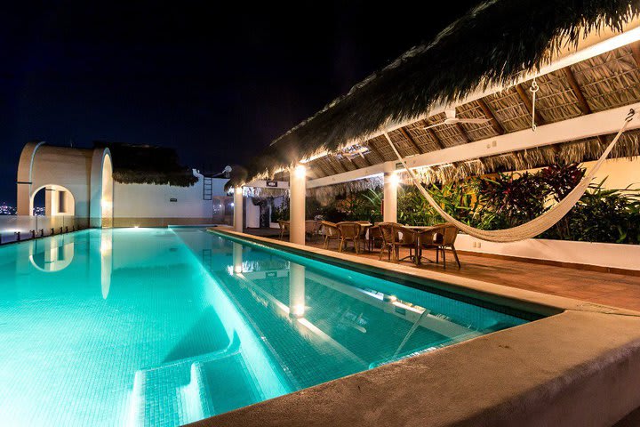 Vista nocturna de la piscina