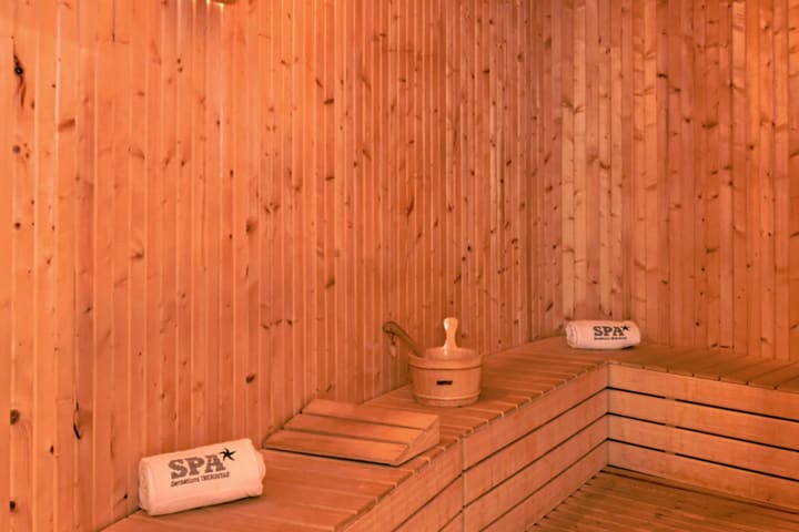 El spa está equipado con baño de vapor y sauna