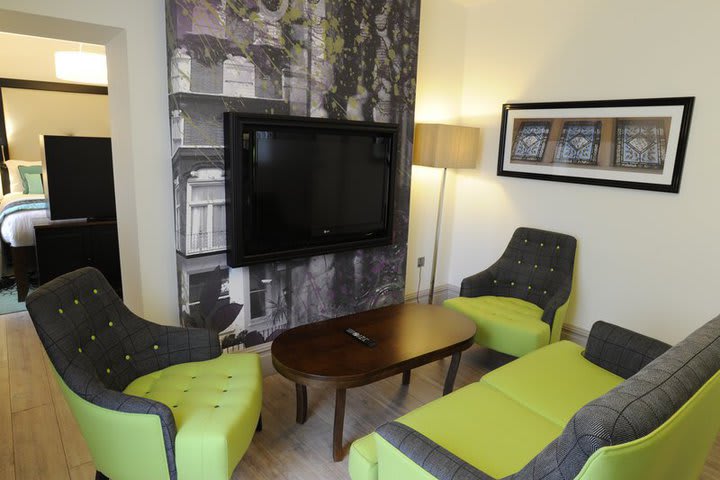 Área de descanso de una junior suite del hotel Indigo London Kensington en Londres