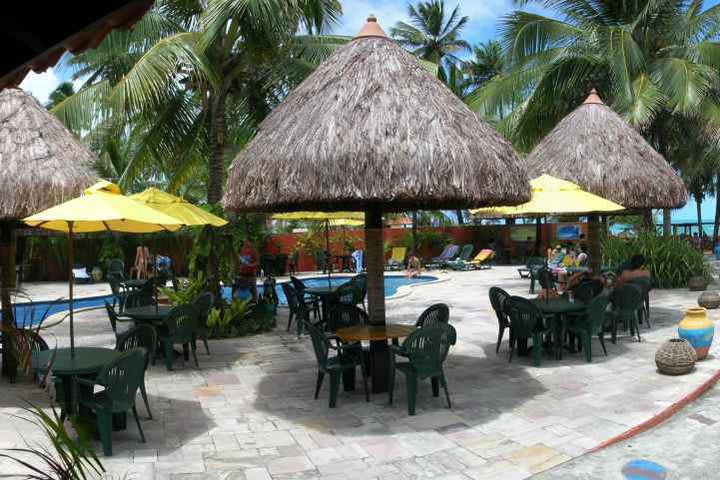 Mesas y sillas alrededor de la alberca del Tabapitanga, hotel en Porto de Galinhas