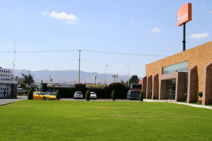 The hotel offers free transfers to the bus station and the airport upon request