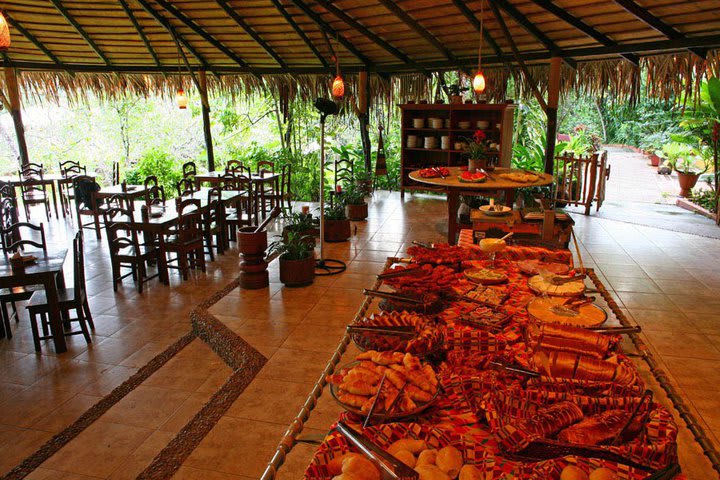 Comida brasileña e internacional en el Amazon Ecopark Jungle Lodge