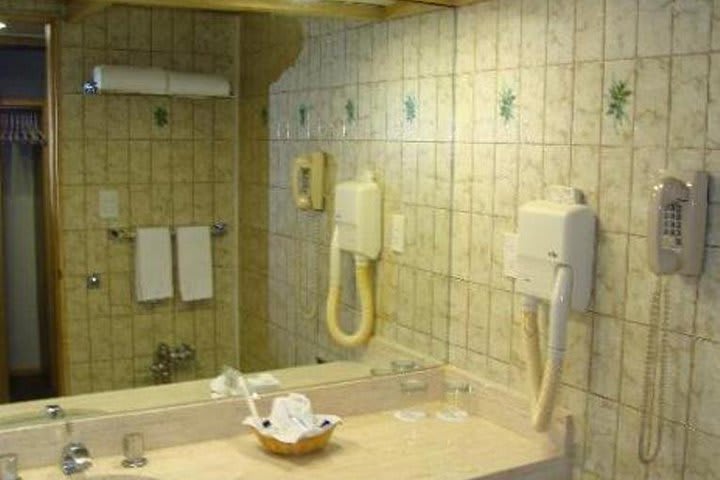 Baño de huéspedes