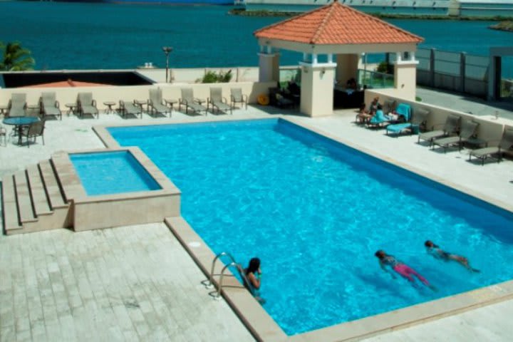 Alberca con vista al puerto de Colón en el Radisson Colón 2,000