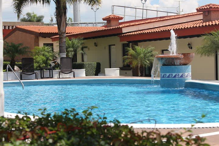 El hotel cuenta con una piscina