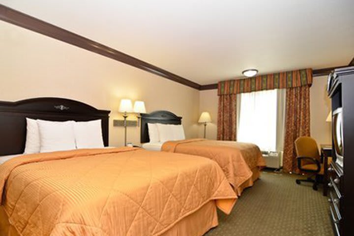 Guest room with two beds at the Comfort Inn & Suites Near Universal Studios