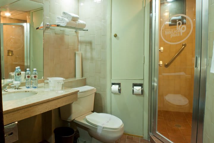 Baño de huéspedes del Real Plaza, hotel en San Luis Potosí