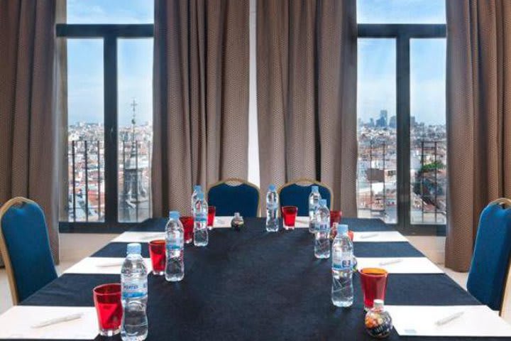 El salón de eventos del TRYP Madrid Hotel goza de luz natural y vista a la ciudad