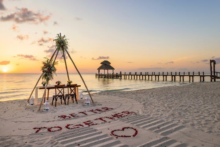 The hotel organizes events in front of the beach