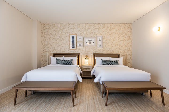 Deluxe twin guest room