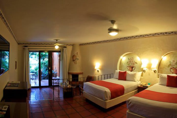 Guest room with two beds at the Hosteria Las Quintas hotel in Cuernavaca