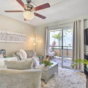 Sunny Central Condo: Lanai & Community Pool Access