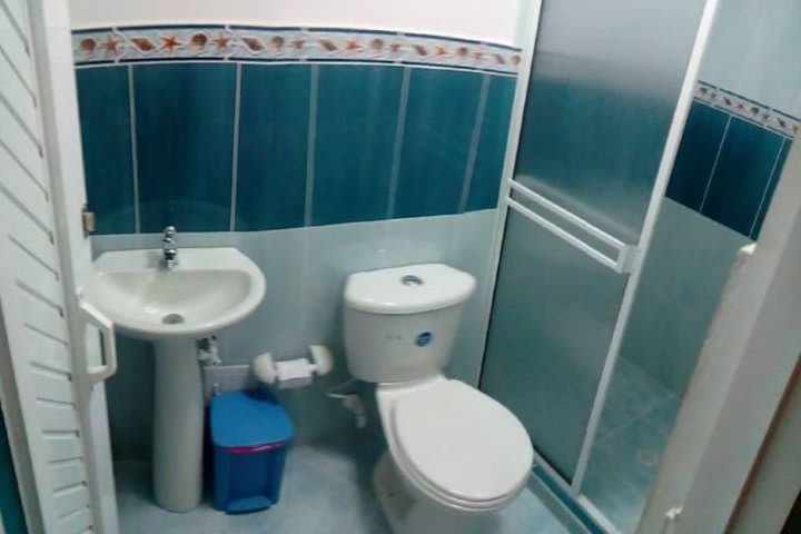 Baño de huéspedes