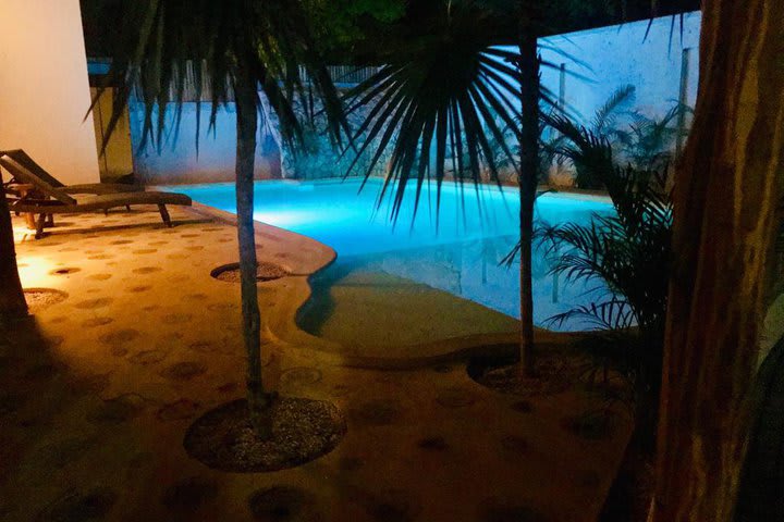 Área de la piscina iluminada