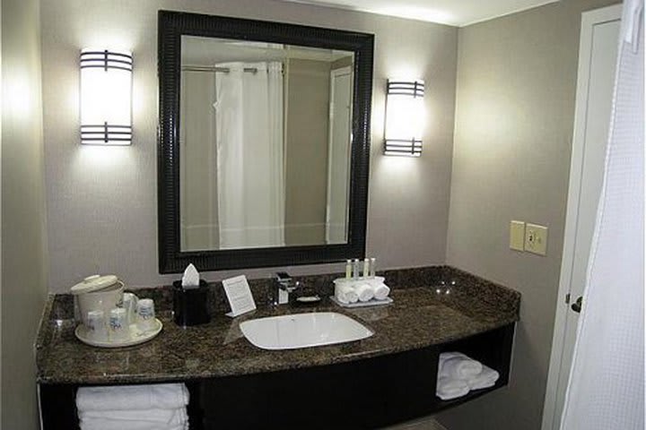 Baño de huéspedes del hotel Holiday Inn Schaumburg