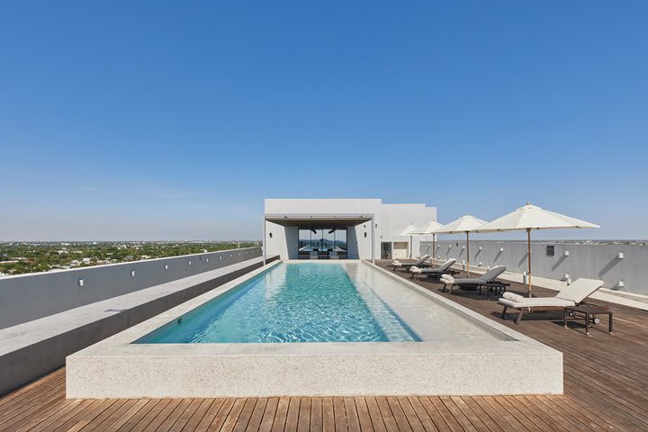 Camas de playa plegables en la piscina