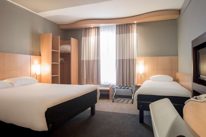 Img - Room With 1 Double Bed And 1 Single Bed
