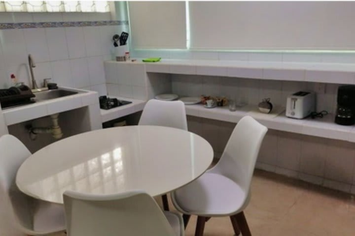 Cocina y mesa con sillas