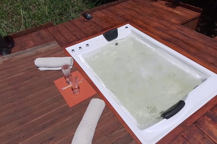 Se ofrecen sesiones de jacuzzi con cargo extra