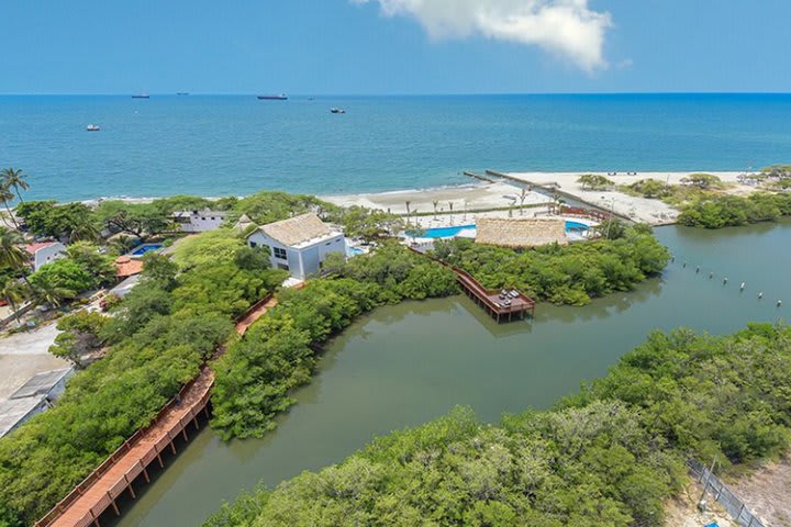 Vista aérea del sendero que llega a la playa