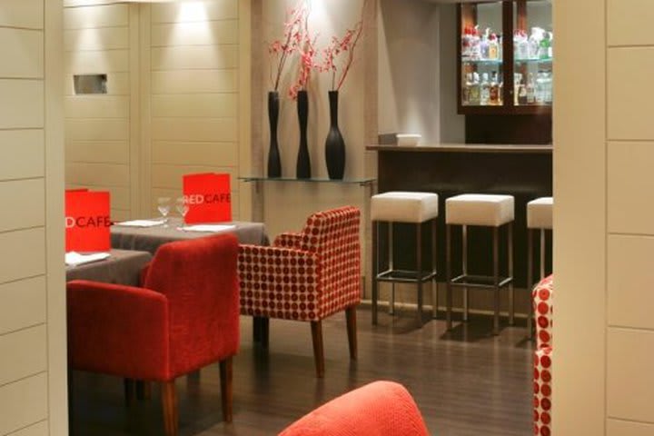 Hotel Inglaterra Barcelona cuenta con un bar