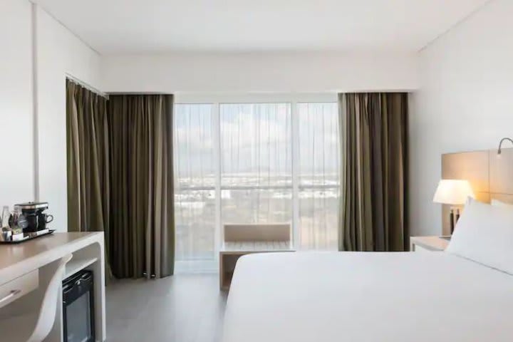 Room 1 Queen Bed City View