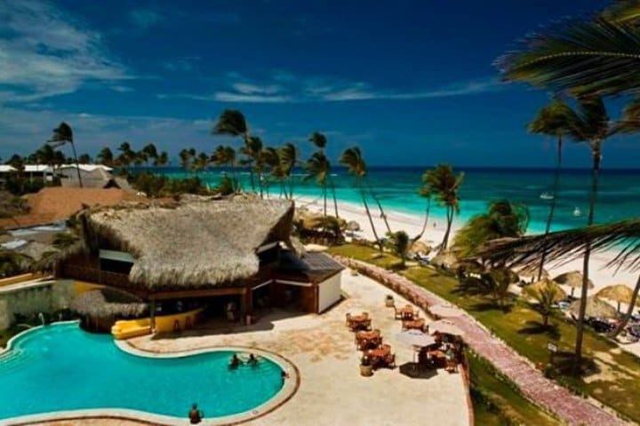 Piscina exterior con vista al mar