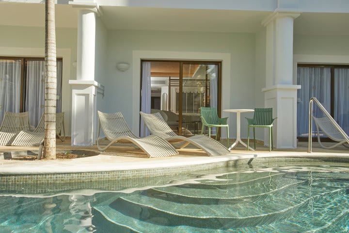 View of a deluxe junior suite swim up