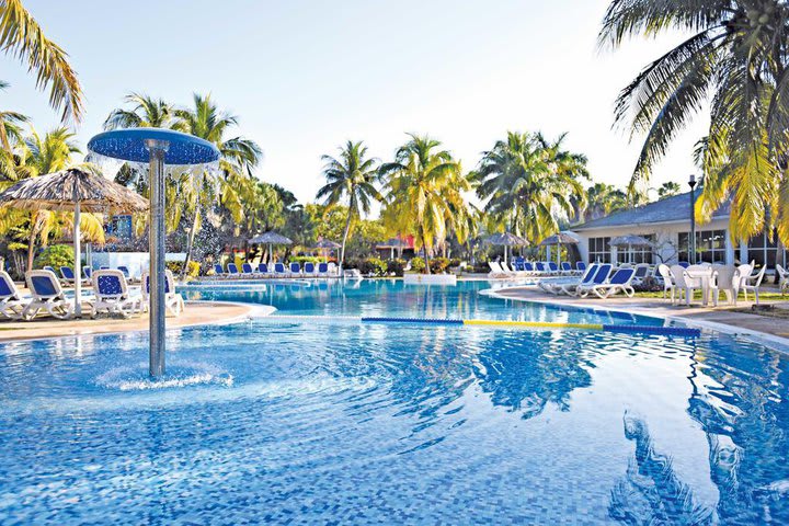 Piscina con fuentes de agua