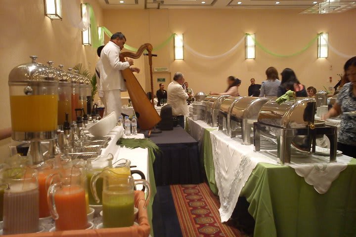 Disfrutando de una comida con música en vivo