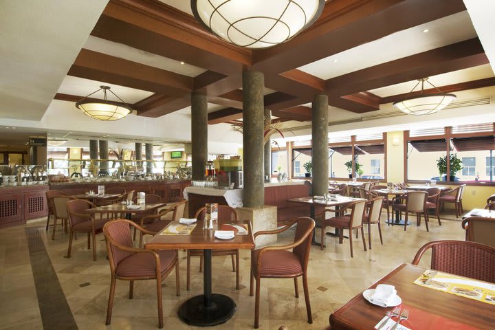 Café La Fiesta restaurant opens from 06:00 to 23:00 hrs