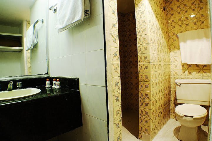 Baño de una habitación del Hotel Universo