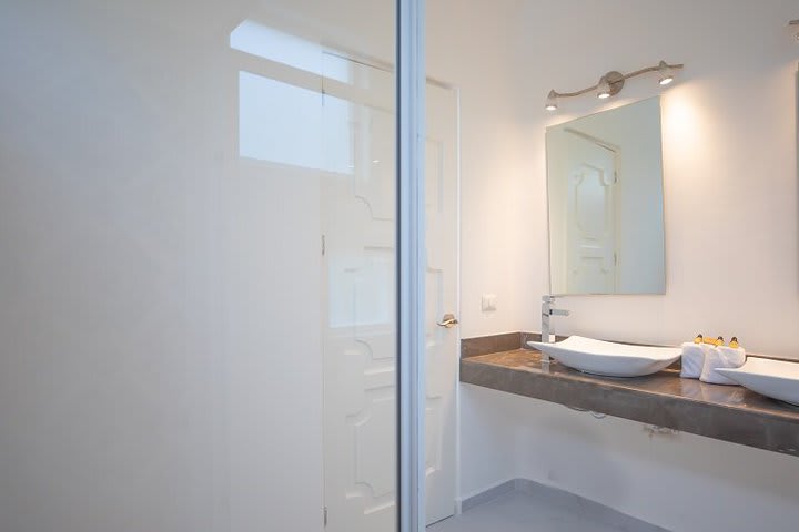 Private guest bathroom with shower